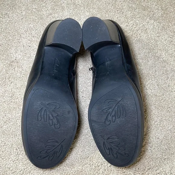 Clarks genuine leather black heeled ankle boots - Picture 6 of 7